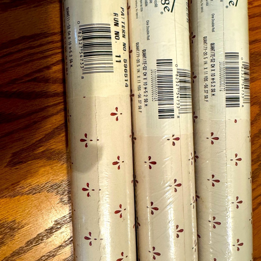 1-roll Village pre-pasted double roll wallpaper white and maroon